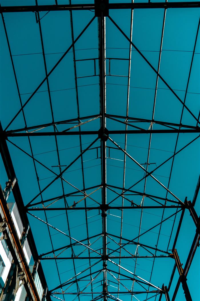 Detalle de armadura de techo en estructura metálica