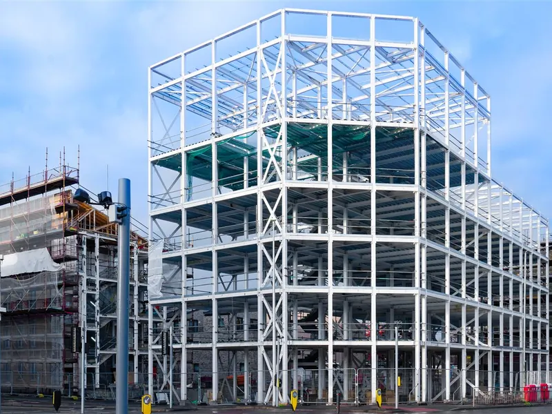 Edificio de varios niveles con estructura de acero en proceso de montaje