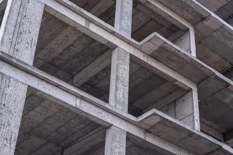 Vigas, losas y columnas de hormigón armado de una edificación vistas desde abajo